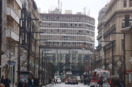 Unificar o remodelar  la fachada del  antiguo Banco de Santander