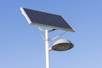 Instalación de farolas con placas solares