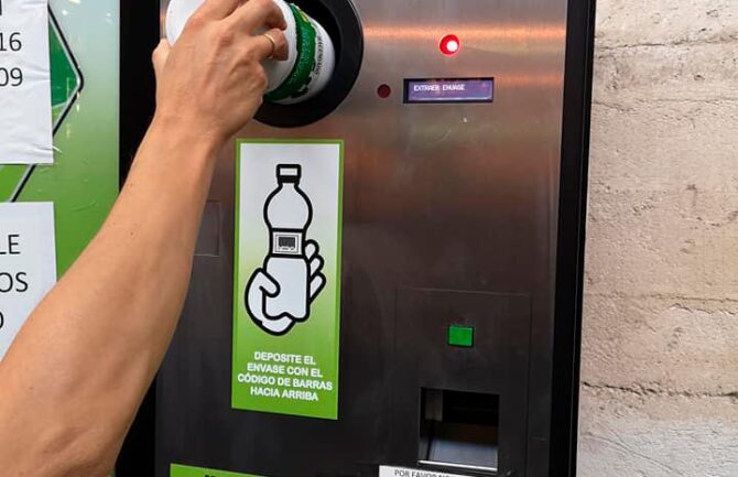 Recicla botellas y latas a cambio de dinero