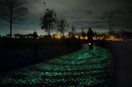 Carril bici que se ilumina en la oscuridad